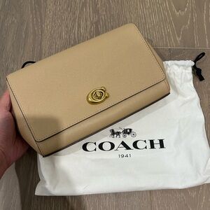 Coach Alexa Clutch Medium size
